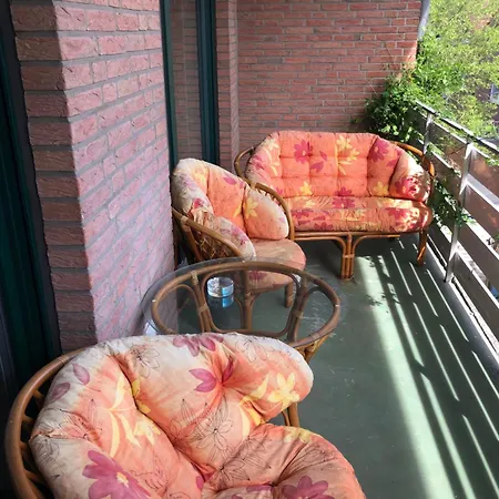 3 Schlafzimmer Und Ueberdachtem Suedbalkon In Apartmán